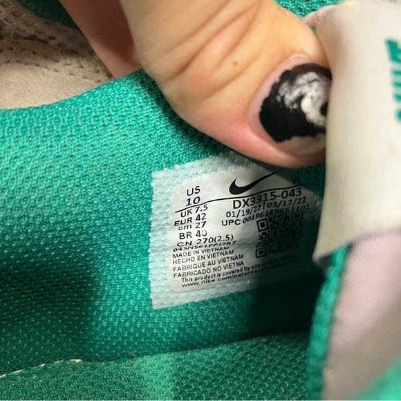 Nike Women's Sneakers - Green and Gray - Picture 10 of 10